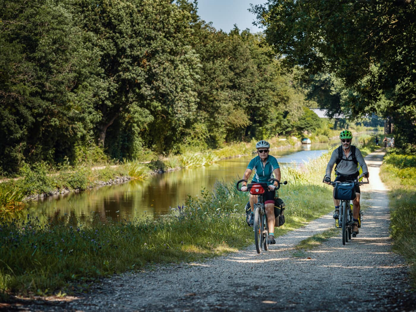 Deux personnes sur des vélos le long du canal de Nantes à Brest